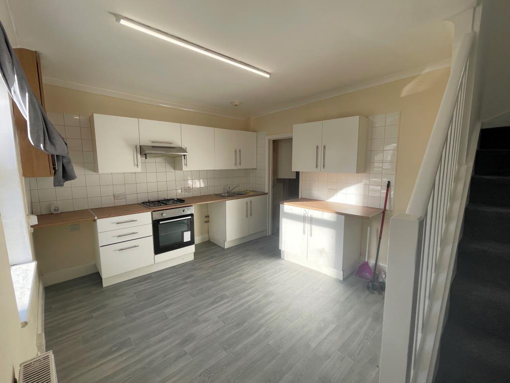 Lot: 6 - FOUR-BEDROOM PROPERTY WITH POTENTIAL - Fitted modern kitchen